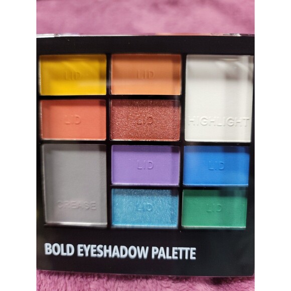 3 Makeup Pallettes . Eye shadow, face palette, highlight & contour . - Picture 2 of 4